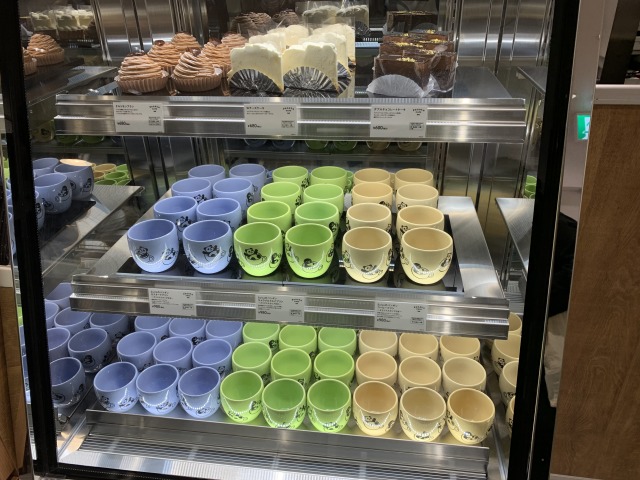 スーベニアカップ付きのプリン