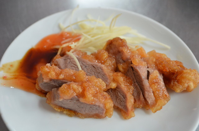 衣はカリッ、中の赤身はジューシーなのが台湾風紅燒肉。『阿角紅燒肉』で１皿50元～