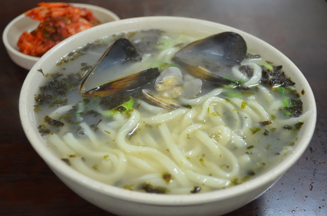 鍾路3街の路地裏にある専門店のカルククスは6000ウォン前後。カルククスやソルロンタン（牛肉や牛コツのスープ）のような辛くない食べものには、アクセントとして辛いキムチがつきもの。店もキムチには神経をつかっているので、ぜひ味わってみてほしい