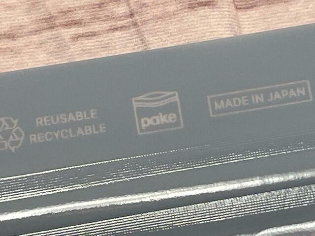 おしゃれジッパーバッグブランド「 Pake®」とのトリプルコラボ。「Pake®」のロゴ入りです♪