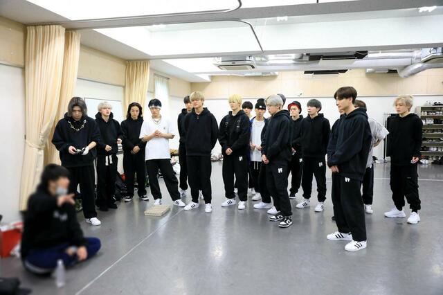 それぞれの楽曲の確認を終えて、フィードバックに耳を傾けるメンバー