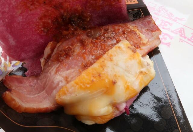 スウィートハート・カフェ スペシャルサンド 大きくカットしたベーコンは冷めていても柔らか
