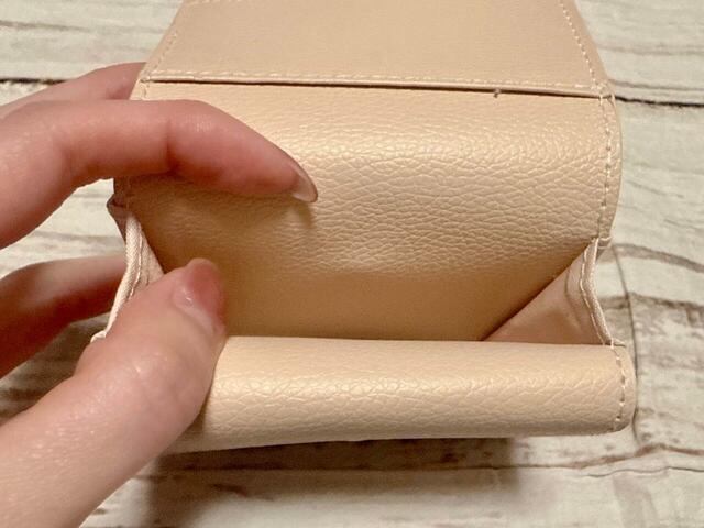 小銭入れの裏側にもカードポケットが！マチ付きなので収納力抜群◎