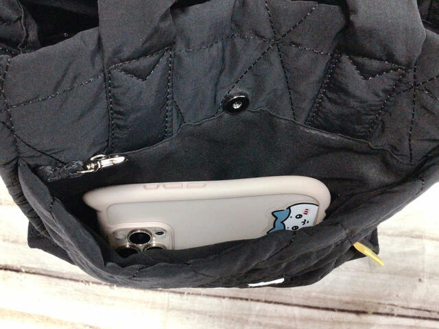 外側の前面のポケットにはスマホを収納しました