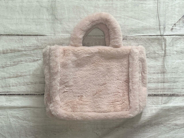 バックは装飾がないシンプルなデザイン