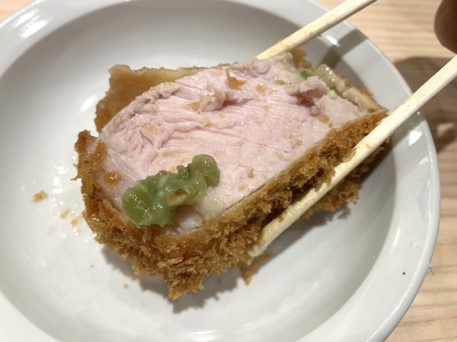 荒切りわさびの茎がサッパリとした後味に変えてくれる