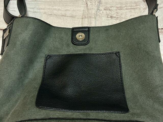 内側はあえて裏地なしの一枚革風の仕様。バッグと同素材のポケットが前面側・背面側ともに1つずつついています