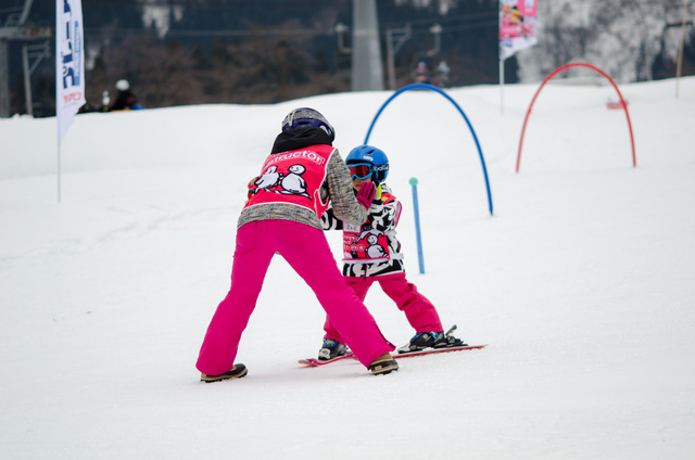 「できたね! 上手だったよ!」とタッチ｜ママミキーキッズスノースクール