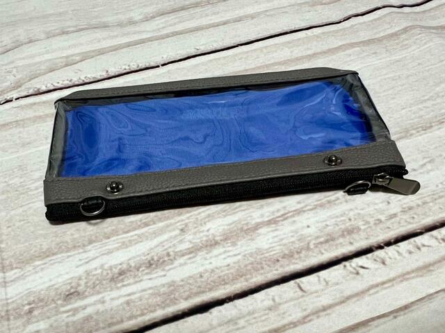 ファスナーで開閉する仕様