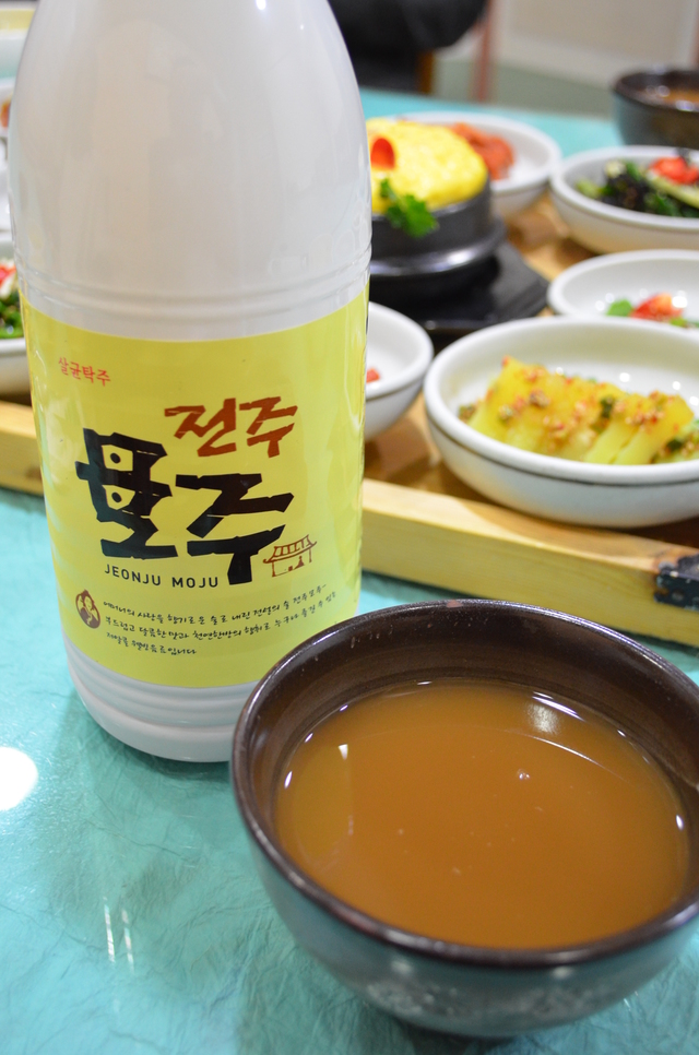 『家族会館』に限らず、全州の名物料理の店にはたいていある母酒（モジュ）は、桂皮やナツメ、ショウガなどの韓方（漢方）を煮詰めたもの。酒とはいってもアルコールはほとんどないので、お茶代わりにいただける