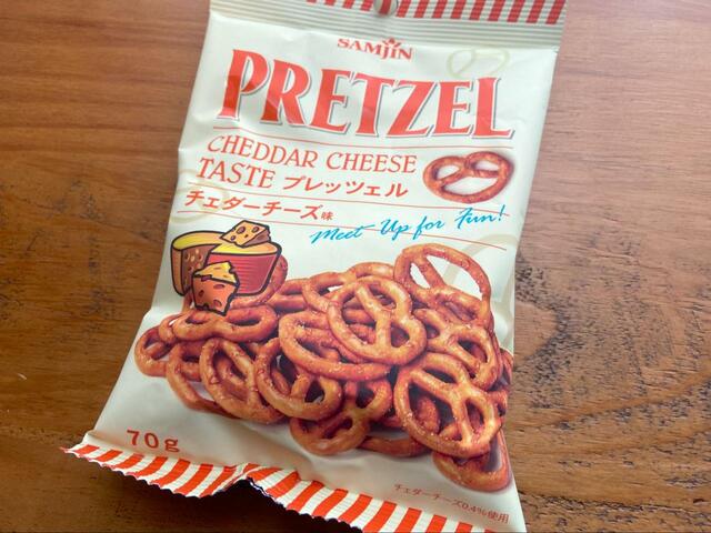【ダイソー プレッツェル チェダーチーズ味】おうち映画のお供に最適