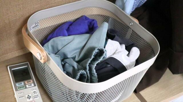 【ハンガーラック×チェストで収納大改造】天板の上にカゴなどを組み合わせるとさらに収納力アップ！（写真はIKEAのリーサトルプを配置）