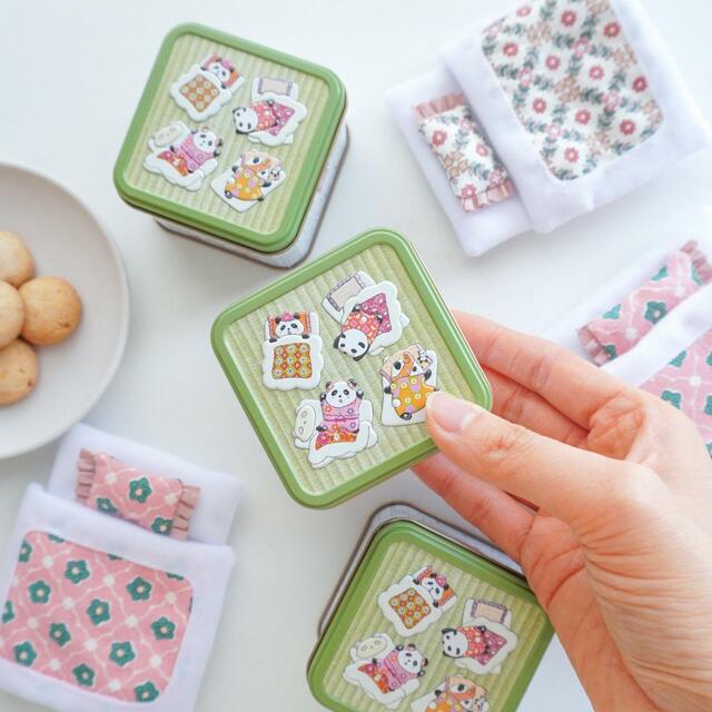 「商品イメージ」＜税込1,296円＞【ミニチュアパンのチャーム付き『パンダのお家缶』】