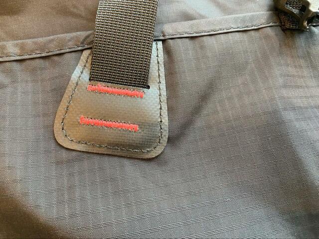 【mont-bell ギアコンテナL】赤の刺繍がアクセントになっていてかっこいい！