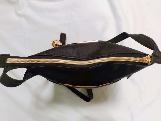 バッグのファスナー部分は「ゴールドカラー」