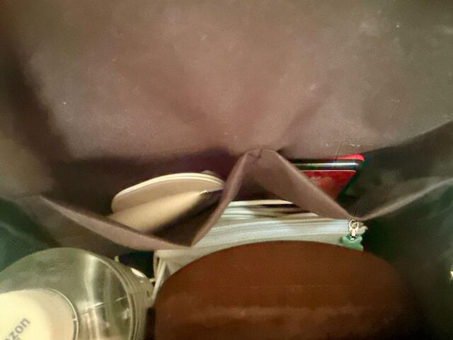 内側の仕切りポケットには、ミラーやハンドクリームなど細々したものをイン!