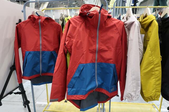 バッグインレインジャケット　左:キッズ用/右:大人用　同じデザインで親子コーデが楽しめます