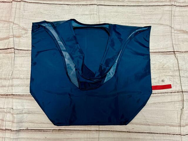 【レタスクラブ2025年12月増刊号付録 SNOOPY でかエコバッグ】2通りのたたみ方が可能!まず持ち手をたたんで…⇒