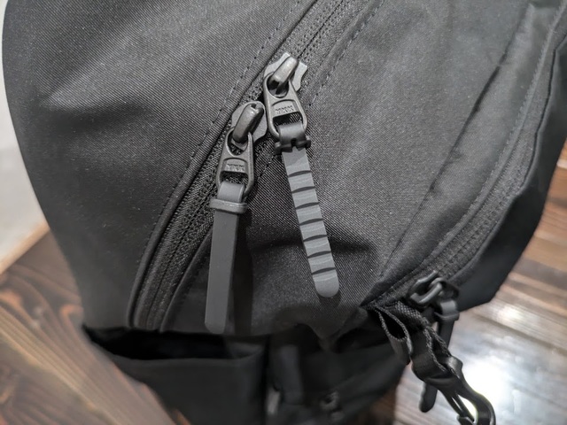 【ユニクロ ファンクショナルバックパック】大きめで滑りにくい引き手。開閉しやすいファスナーです