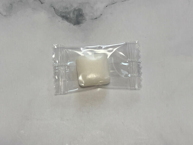 ソーダ味のガムがついています