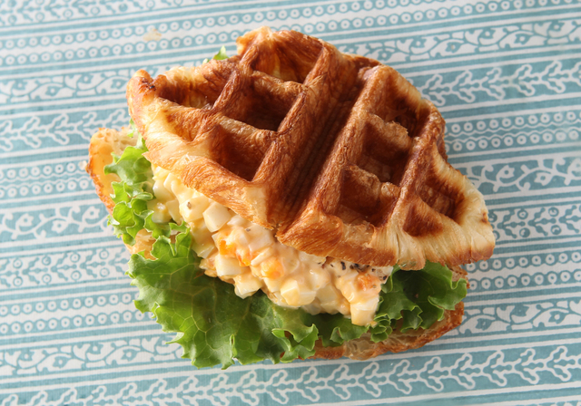 たまごのクロワッサンワッフルサンド