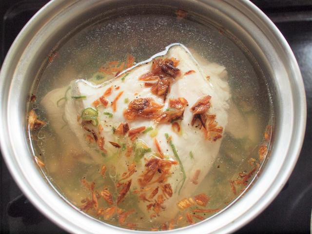 鶏胸肉は茹でた後、そのままフタをして放置すると柔らかくなる。写真はフライドエシャロットも追加して香りをプラスしたもの