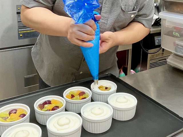【常乃菓舎】フルーツの上に生クリームをしぼっていきます
