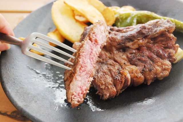 「相州牛」が食べられる「MARIN＆FARM」／「神奈川県産牛肉の特選サーロインステーキ」、ナイフを入れるとほどけるようにスーッと切れていく
