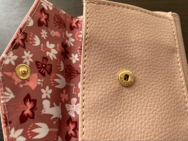 【宝島社　MOOMIN カードが見やすい じゃばら式コンパクト財布 BOOK SMOKY PINK】スナップボタン式