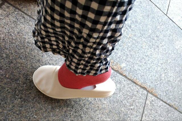 【無印良品 軽量 かかとが踏めるスニーカー】かかとを踏んで歩いても脱げることはありません！