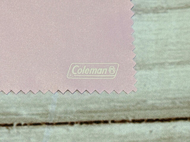 【Coleman 調光サングラス＆ケース＆めがねふきセット】めがねふきの右下部分には、クリーム色のColemanロゴをプリント。ベビーピンクとの配色が大人かわいく、ここでしか手に入らない特別感たっぷり！