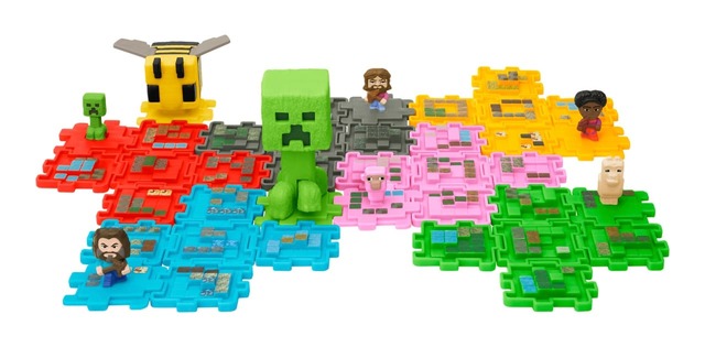 【ハッピーセット「マインクラフト ザ・ムービー」】付属のシールを自由に貼ってデコレーションし、自分だけのマインクラフトの世界を作れます！