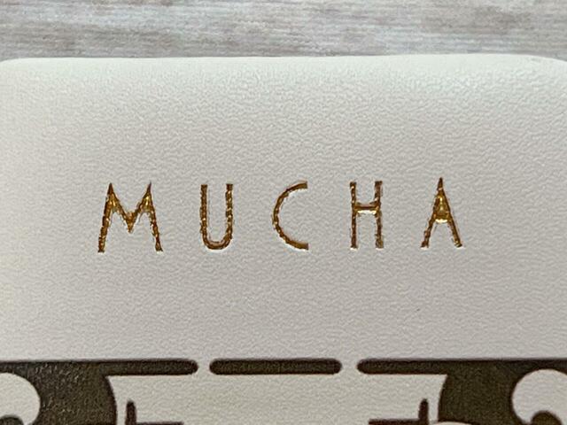 「MUCHA」のロゴはゴールドの箔押しでさらに高級感アップ！
