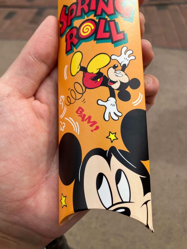 オレンジ色のパッケージにはチャーミングがミッキーがドドンと。【東京ディズニーランド激安グルメ】