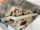 【アルファー食品　五目ご飯】中にはスプーンと乾燥したお米、具材が！