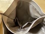 【GU　ライト＆ソフトレザータッチトートバッグ】外側にもポケットがあります