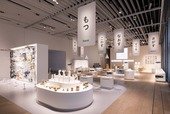 【デザインあ展neo】各展示室には「あるく」「たべる」「すわる」「もつ」などといった動詞ごとに、観察・考察・体験のステップで構成された35点の作品が並びます