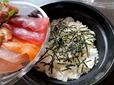 【スシロー まぐろサーモン丼】ご飯の上には刻みのりが…！