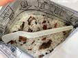 【アルファー食品　五目ご飯】中にはスプーンと乾燥したお米、具材が！