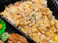 【トップバリュ　カレーピラフとタンドリー風チキン】ご飯の中にカリフラワーが混ぜ込んであります