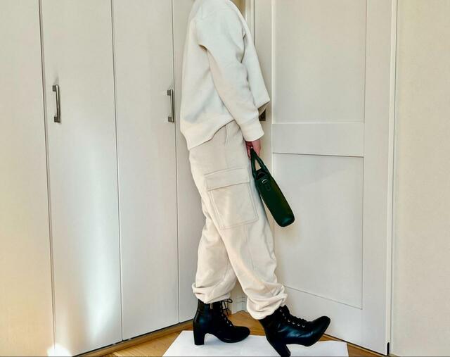 【UNIQLO スウェットカーゴパンツ】明るすぎない白なのでオールホワイトコーデに挑戦しやすい