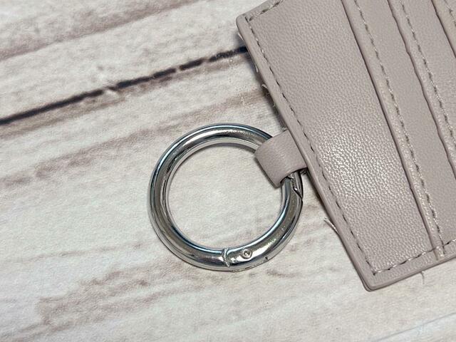 リング付きなので、スマホショルダーはもちろん他のバッグにもつけられます