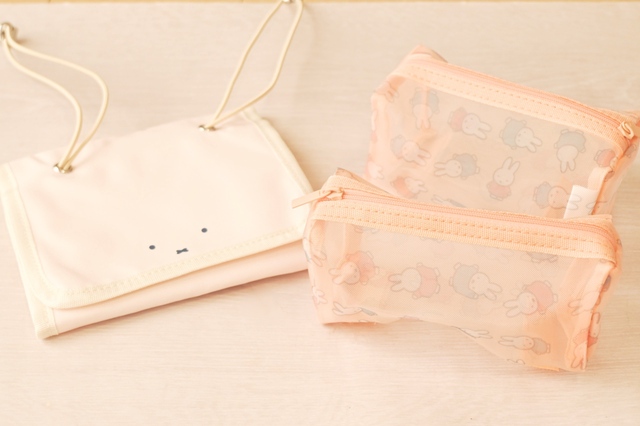 【宝島社『素敵なあの人 2026年3月号』特別付録】オレンジ色のメッシュポーチ2点と淡いピンク色のケースがセットになったとってもかわいい新作ポーチセット