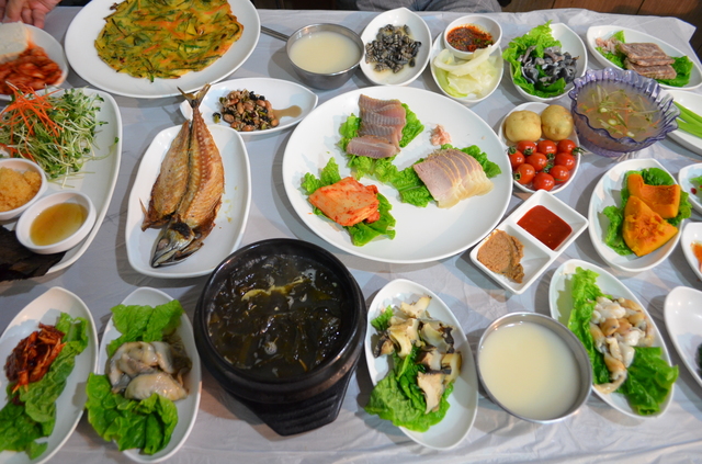 新たな人気店は三川洞の『ムルレバンア』。飛子、エイの刺身の豚肉とキムチ添え、フグの皮、貝類、焼き魚、魚介ダシのワカメスープなど、つまみの数ざっと30!