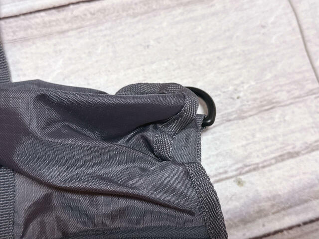 両サイドにはDカン付きで、付属のショルダーストラップがつけられます