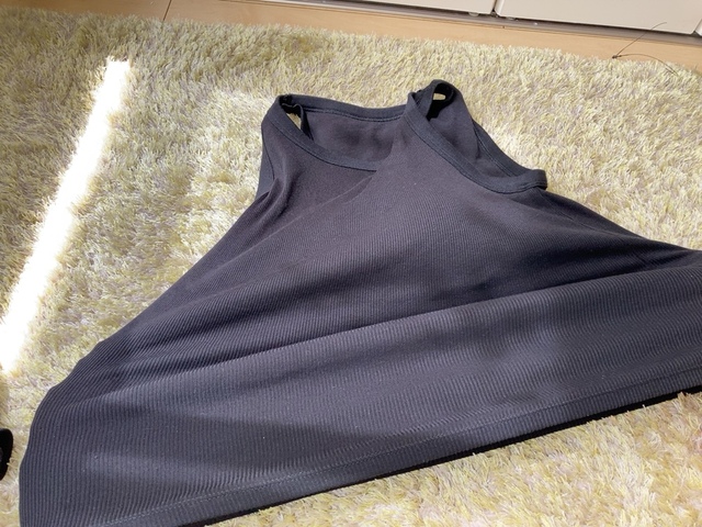 【ユニクロ アメリカンスリーブブラタンクトップ】どちらもよく伸びストレッチ性十分!