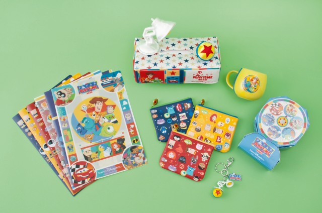 ソフトキャンディー 900円|ティッシュボックスカバー 2,300円|クリアホルダーセット 1,300円|ポーチセット 2,100円|マグ 1,400円|キーチェーン 1,300円