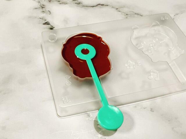 スティックを乗せる時は、真ん中より少し上に乗せるのがポイント！