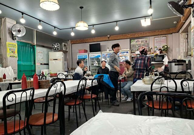 【美食と美酒の都、全州特集 vol.1】「トゥヨイン」の店内。全州マッコリタウンでは、つまみを多く提供することに注力しているため、内装は飾り気がない店が多い