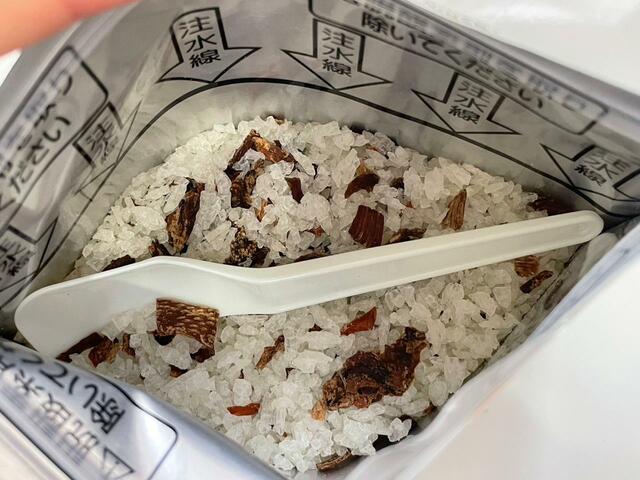 【アルファー食品　五目ご飯】中にはスプーンと乾燥したお米、具材が！